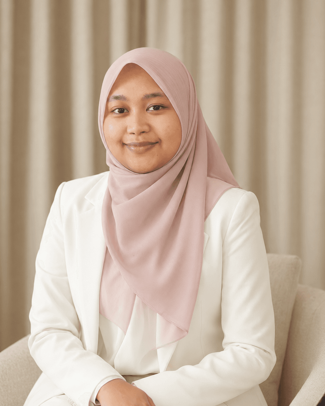 Foto Safina Widaduzzahra mengenakan hijab merah muda